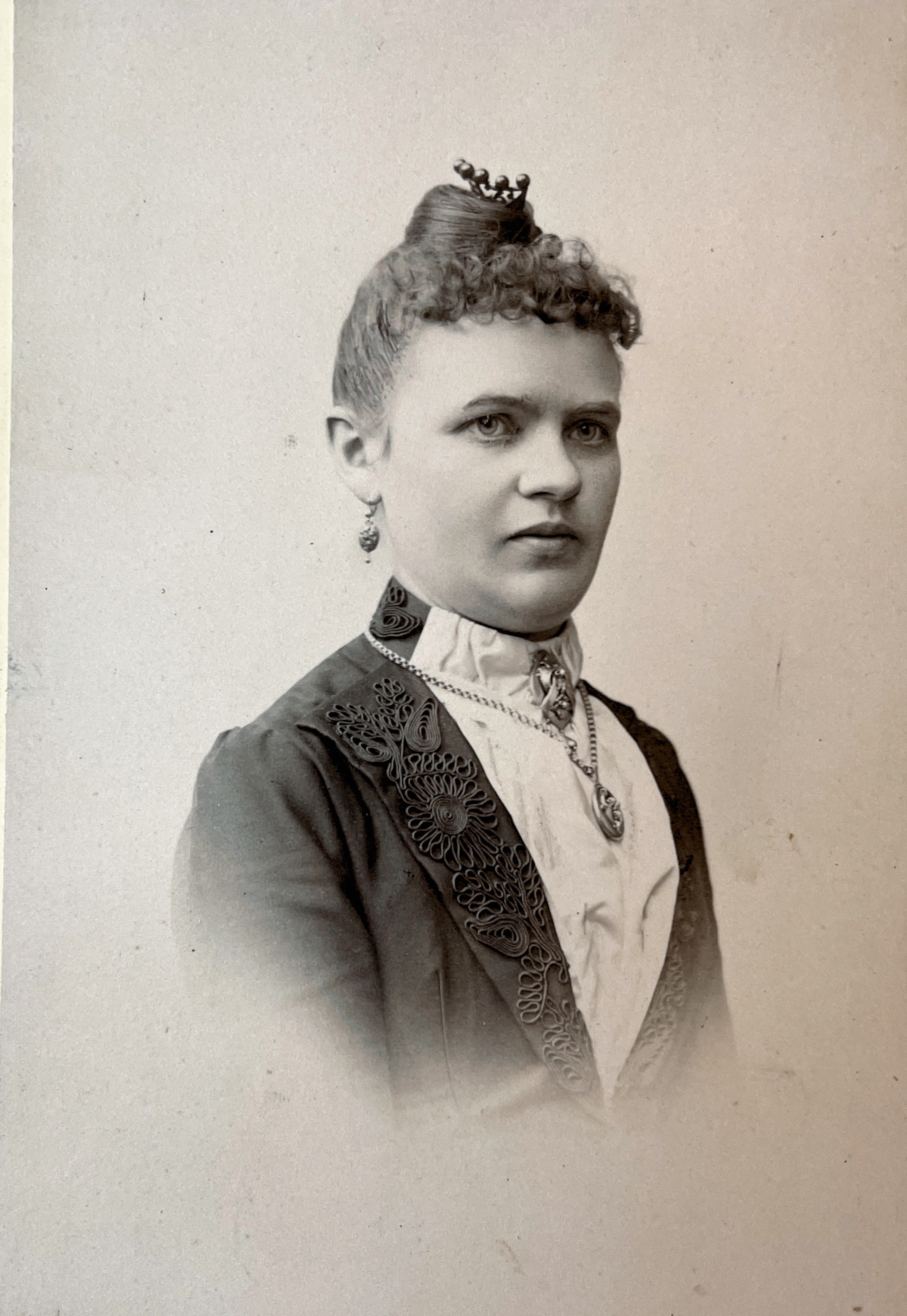 Gammelmormor. Levde 1852 - 1909, gift med Nils som hon fick 4 barn med. 