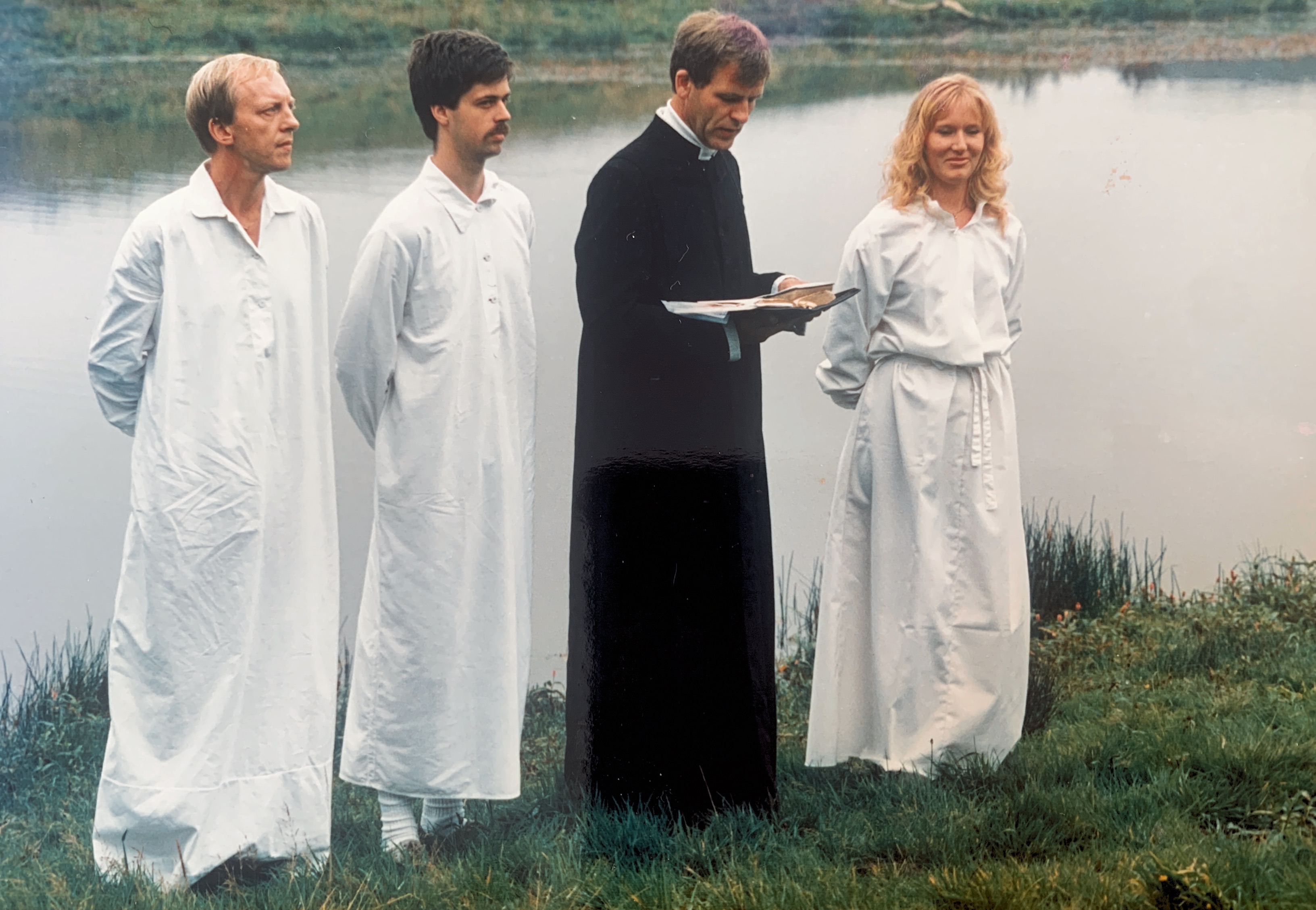 Far bliver døbt i Nols Sø 28/8 1987