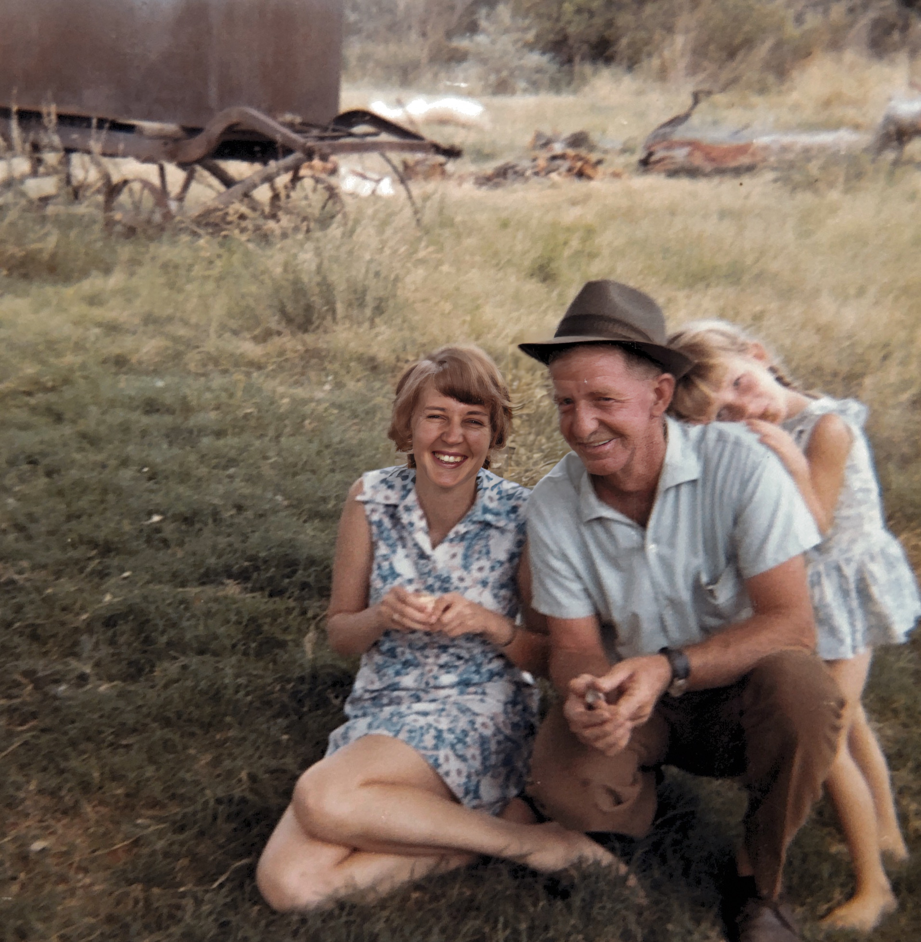 Plaas Weltevrede naby Alma.  Jane, pa Willem en Mathilda.  1974