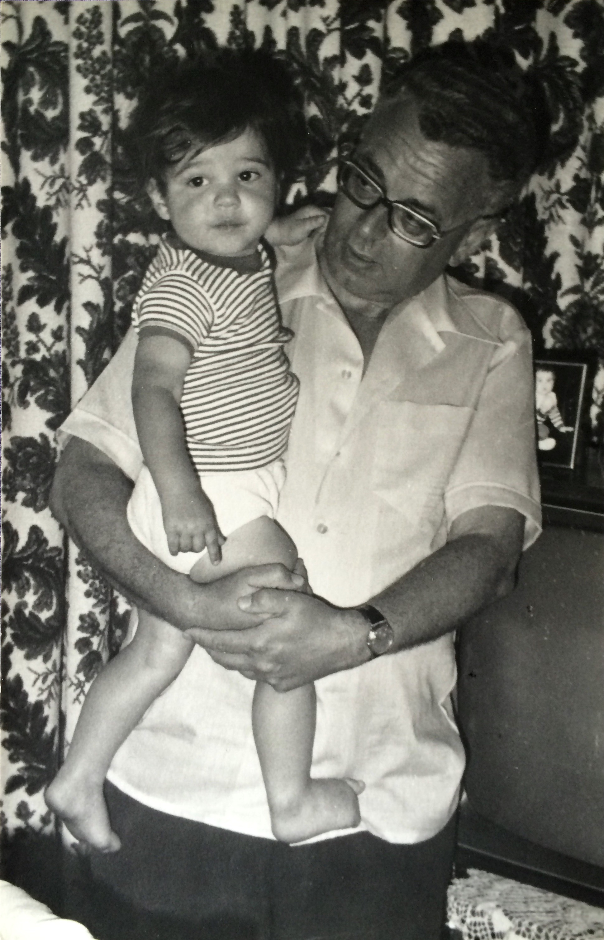 Foto van opa en een kleine Erik. Ergens rond 1973/1974 schat ik.
Picture of grandpa and a little Erik. Est. Somewhere in 1973/1974.