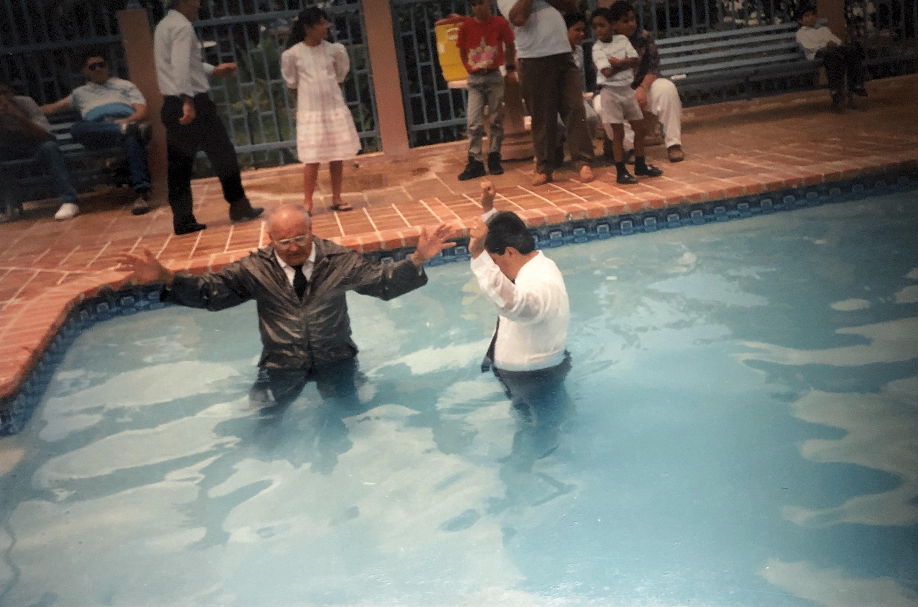 Privilegio inmerecido! Mi primer servicio bautismal junto a mi señor padre, Rvdo. Alfredo Torres Figueroa. Año 1991-IDDP MI Parcelas Helechal de Barranquitas.