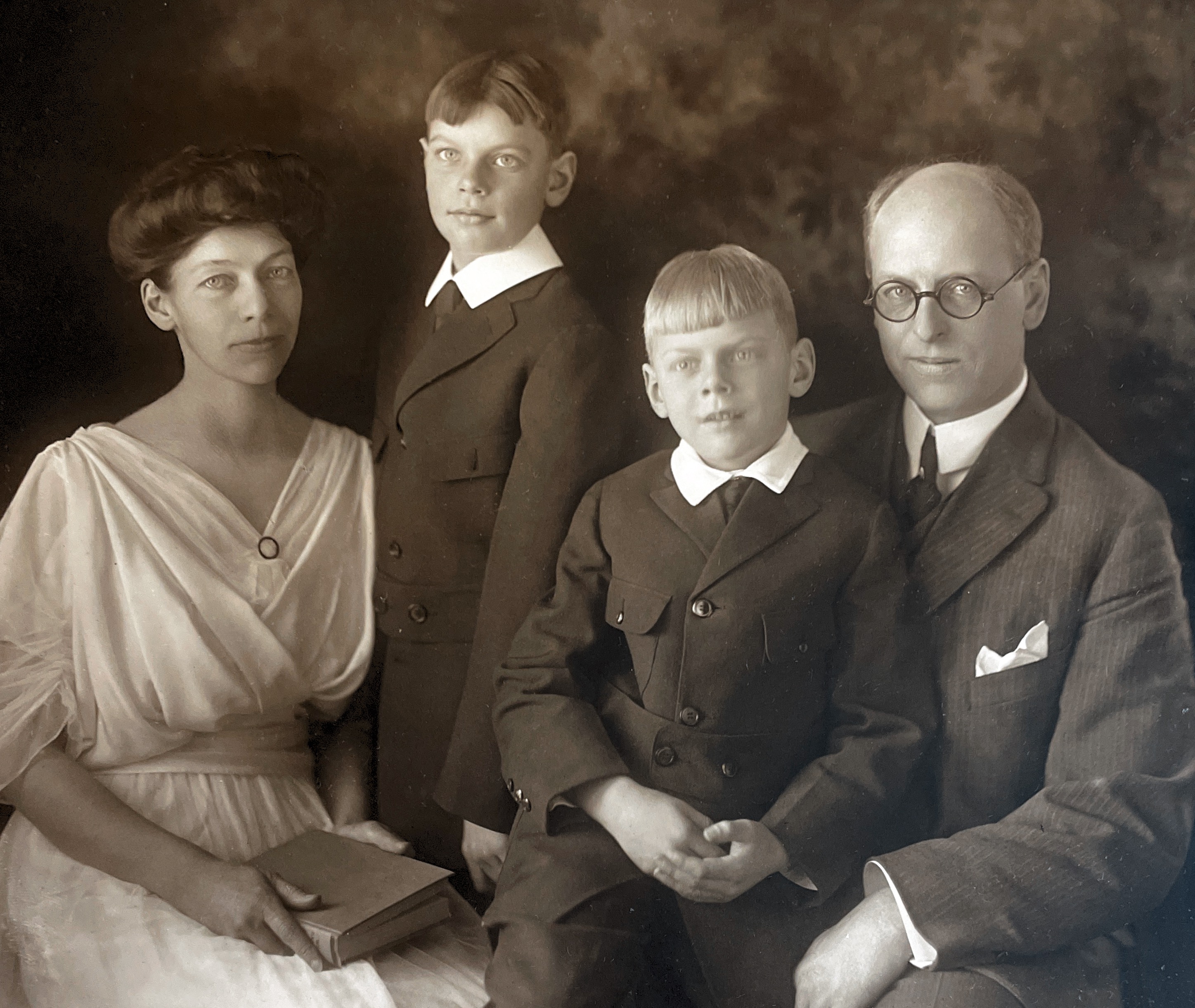 1914 Edith and Harold Graves, Winsor and Gilbert