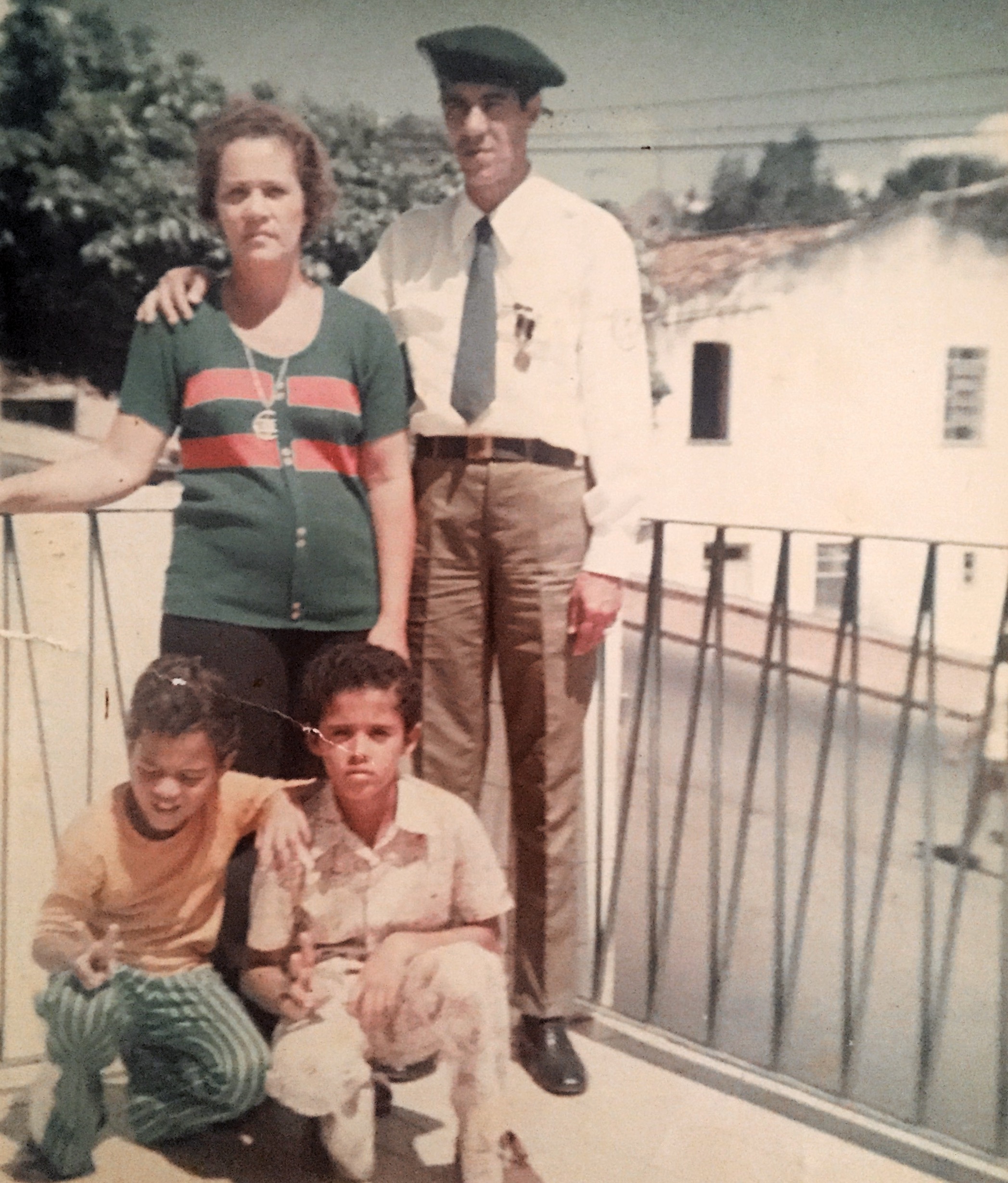 Meus pais, Luiz Carlos e Edmilson, meus irmãos, 07 de setembro de 1975, em nossa casa, na Ladeira do Ipiranga, 18, Cidade Nova, Salvador/BA.