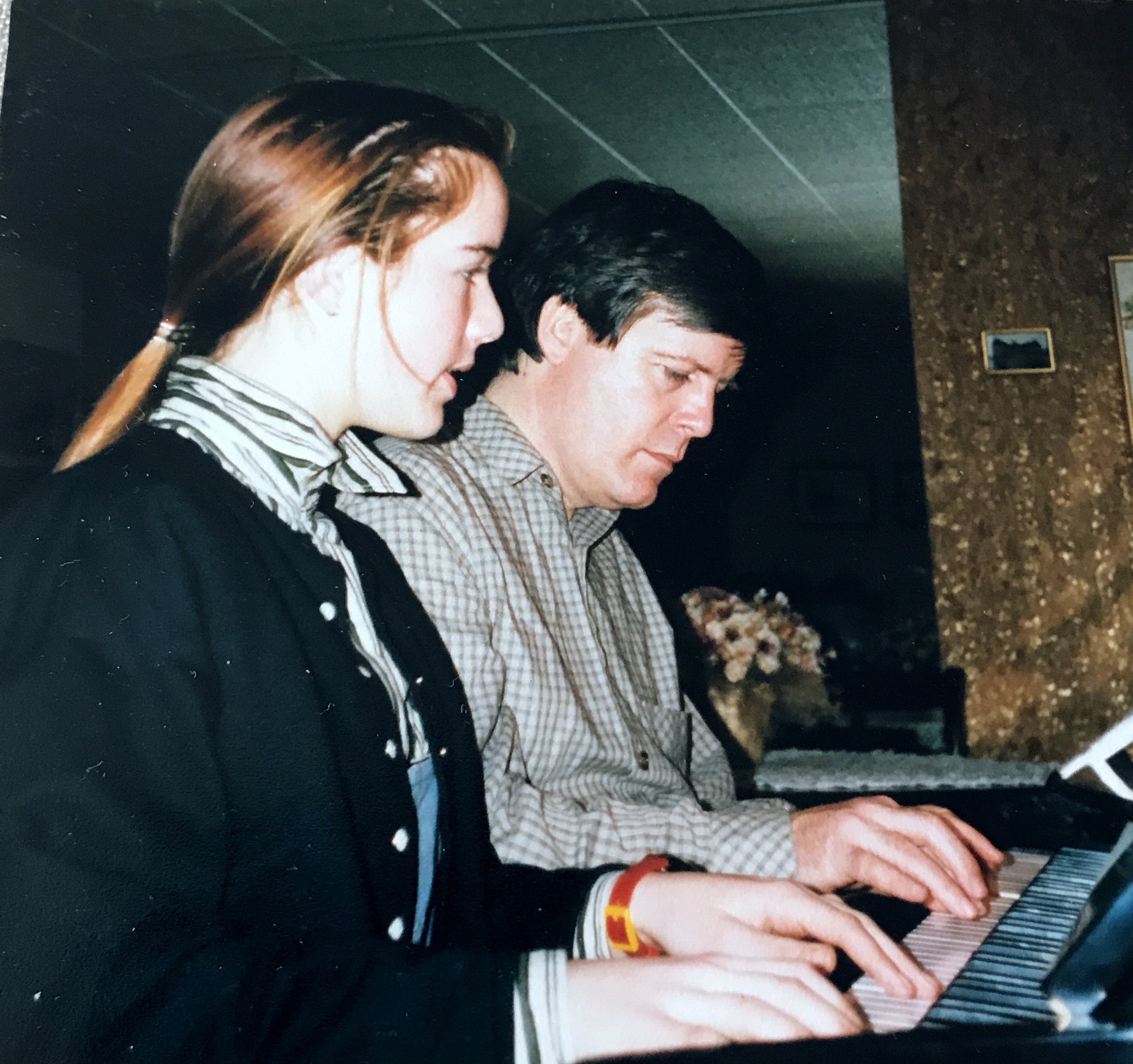 1989 père et fille jouent à 4 mains 
