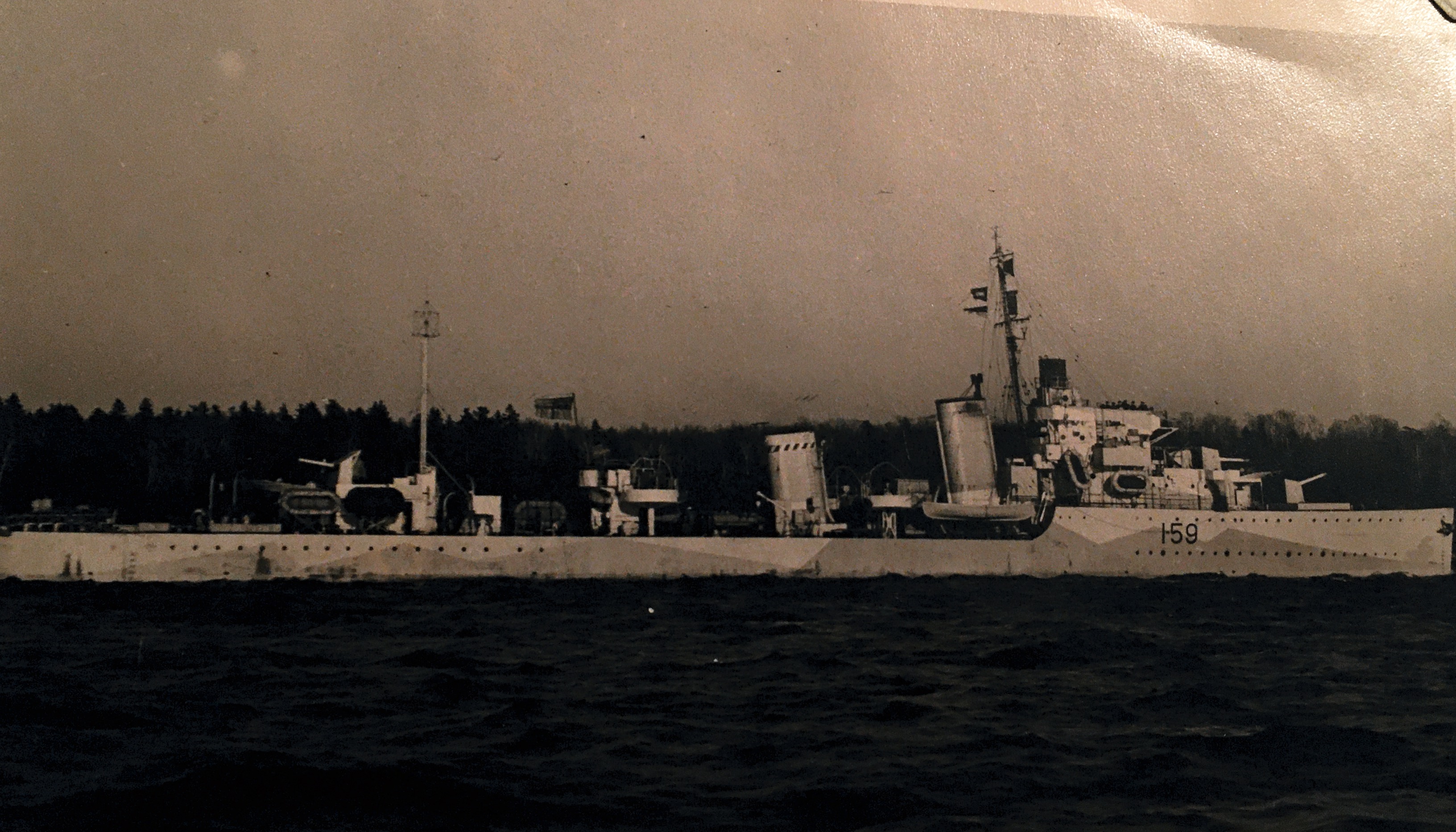 R.CN., HMCS Skeena, I 59, Rivers Class, Destroyer, WW2, 2 guns fore, one gun aft, anti-aircraft Bofors guns.