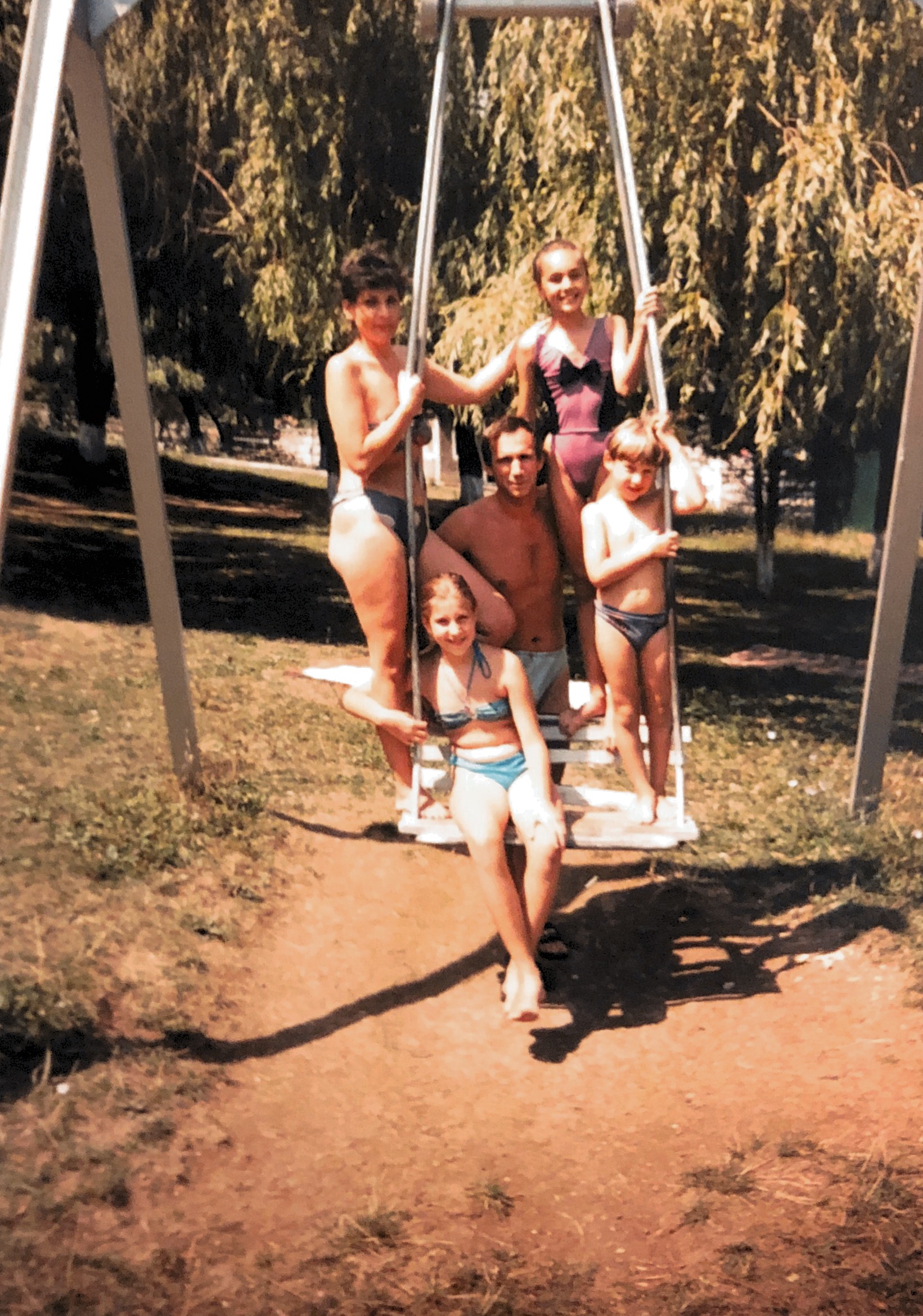 Ma soeur, son mari, ses deux filles et mon fils Vlad en 1997 a Hunedoara, Roumanie 