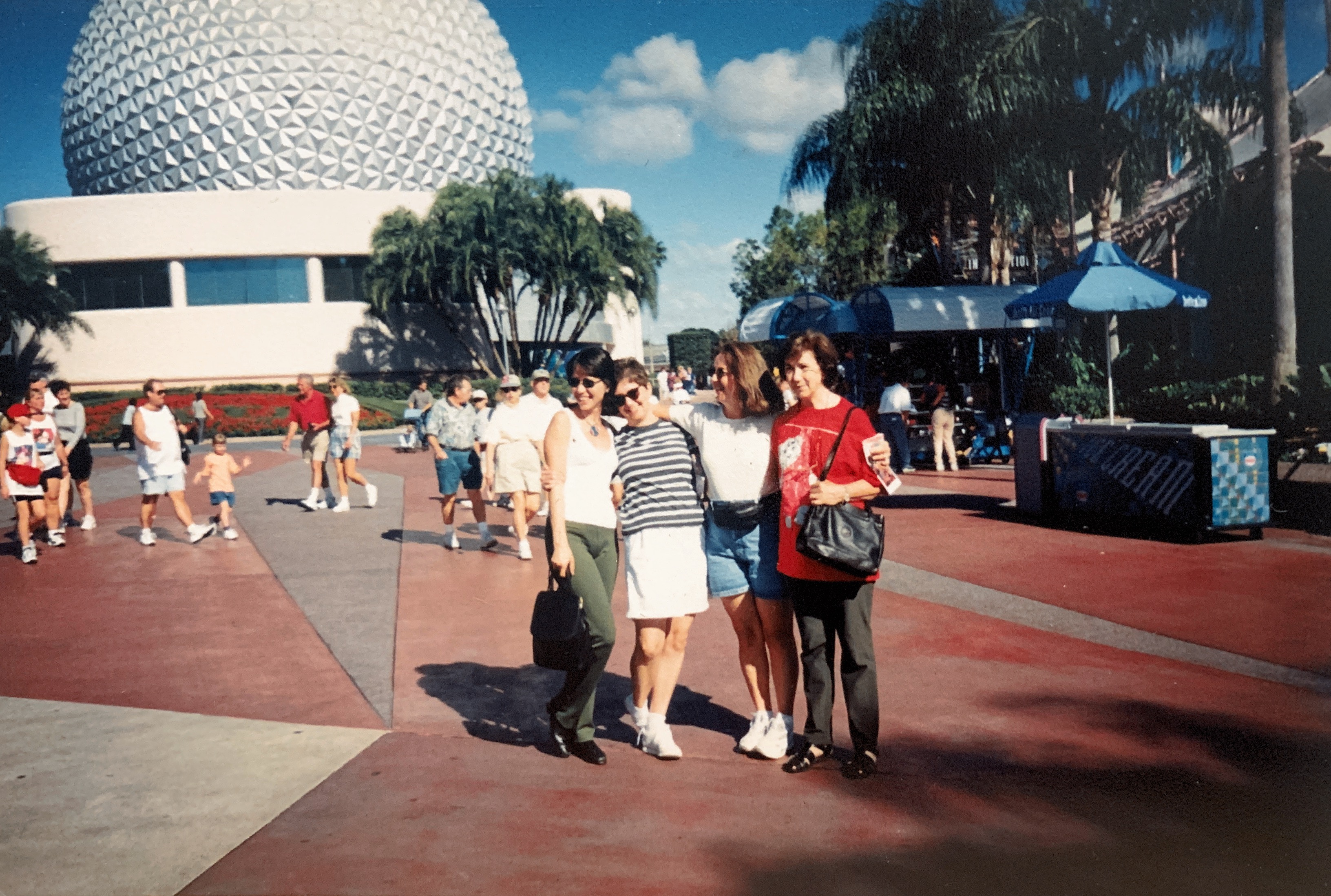 Angelina e suas 3 meninas na Disney em 1999. Direto do túnel do tempo.