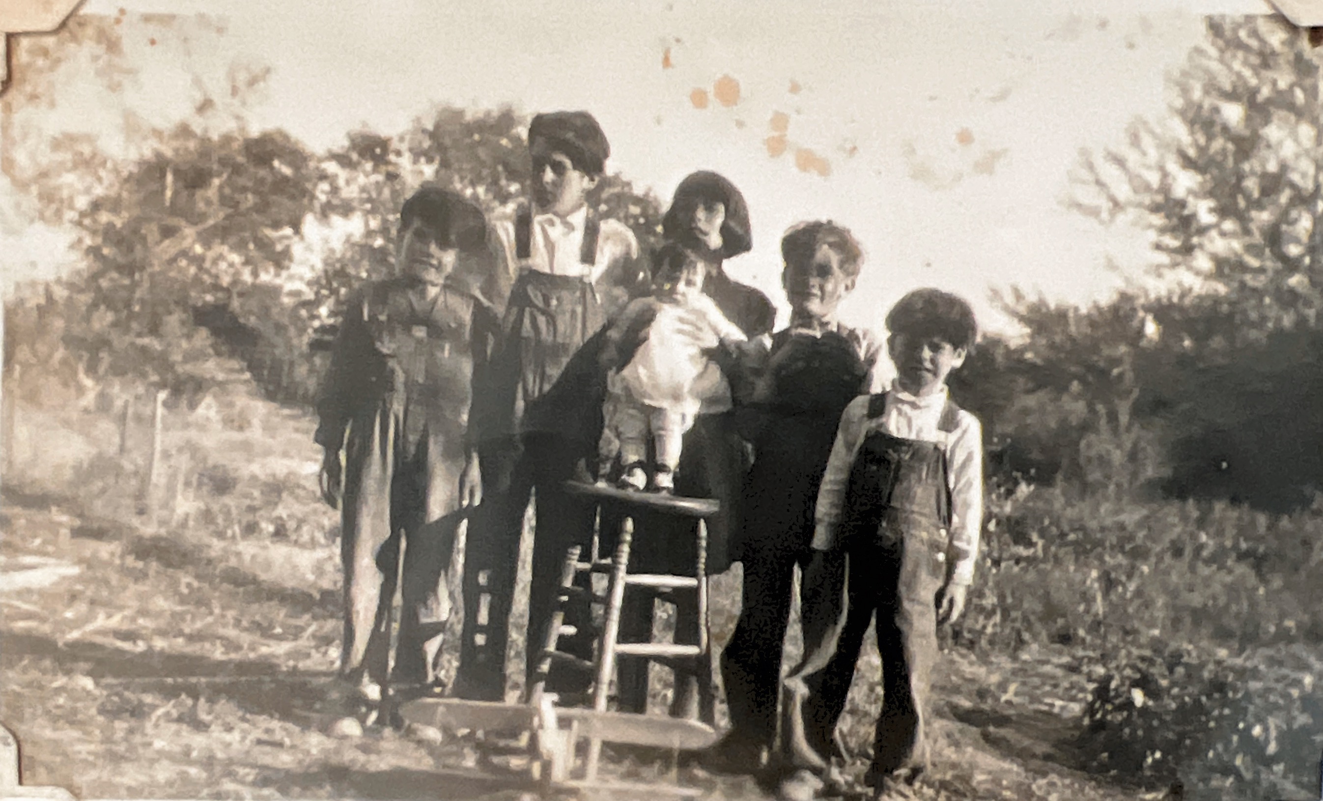 Jack, Duane, Maxine, Jerry & Billy with Phyllis on the stool. Approximately late 1929