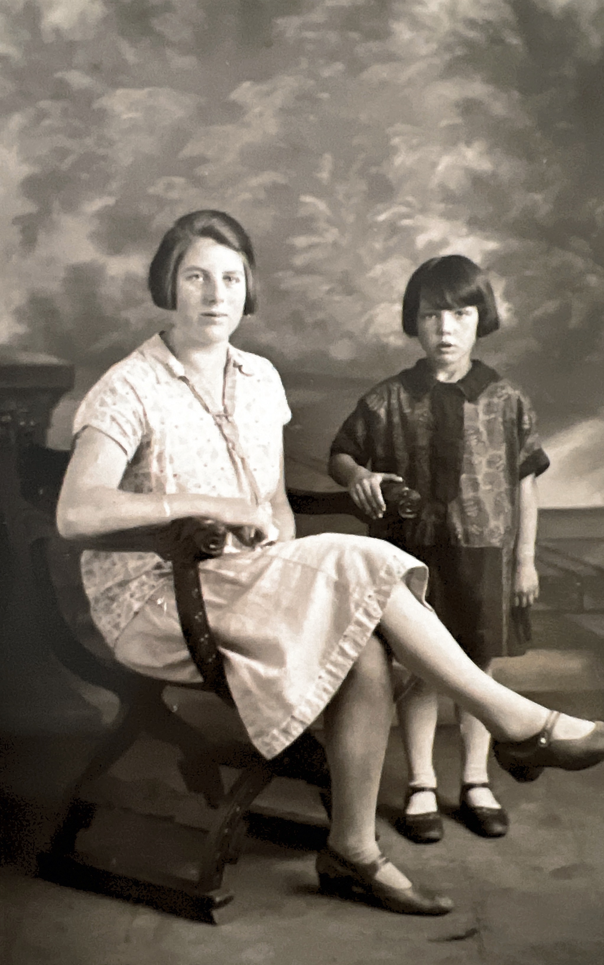 1928.  Sietje.   Ida.  
Grandma. 32. Mum 7
