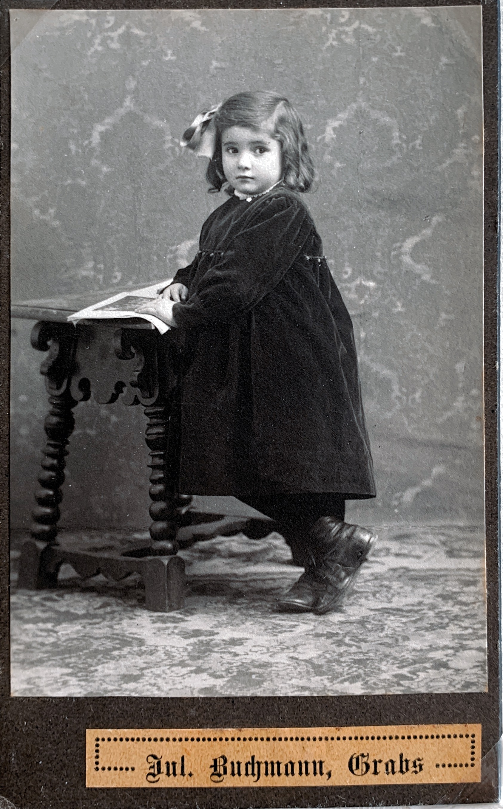 Die 4-jährige am Tag der Beerdigung ihrer Mutter 😢 1921