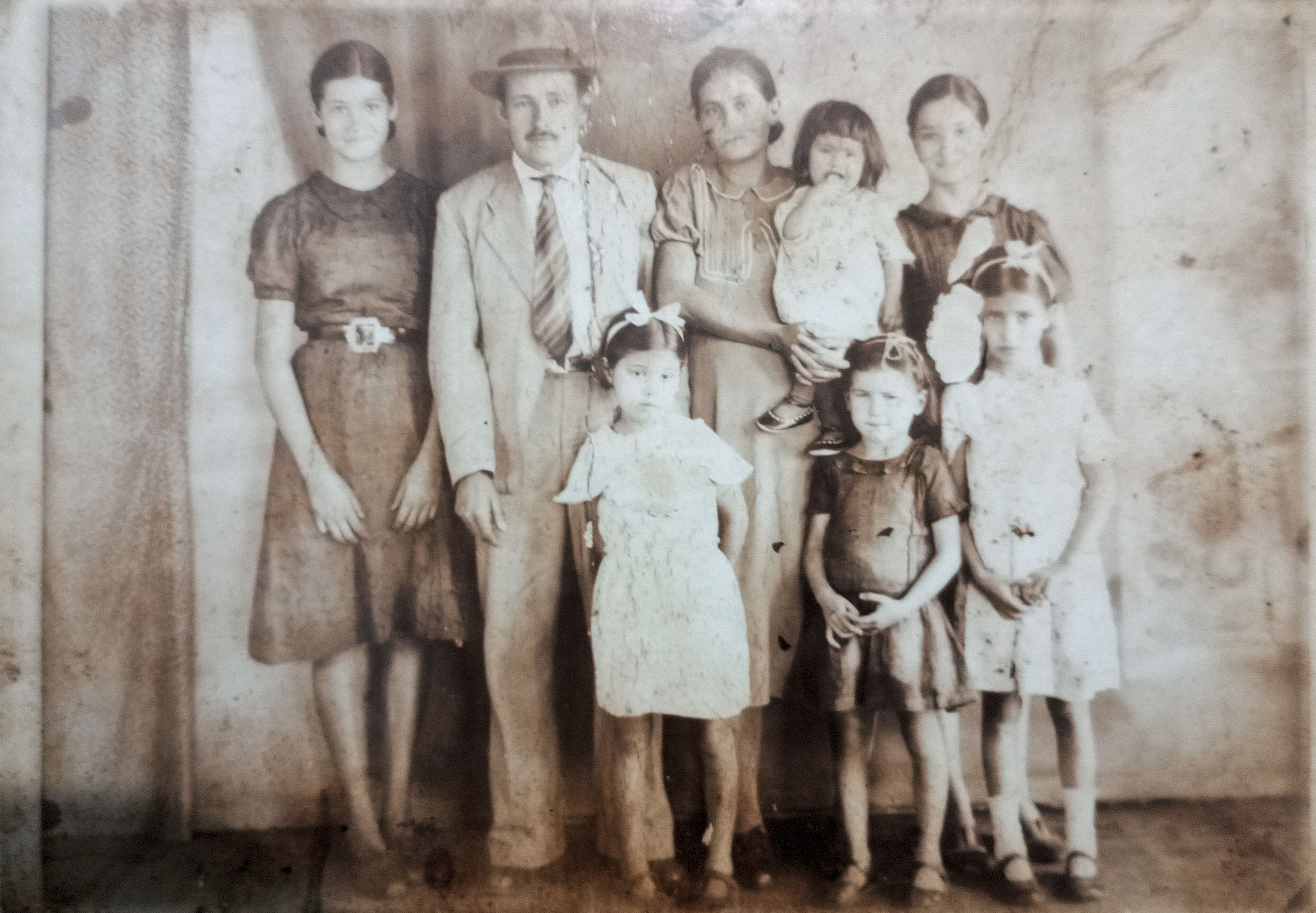 Origem de todos nós.
foto datada de 1938 durante viagem a Aparecida do Norte.
No centro da foto estão Vô Guilherme, Vó Amilde. No colo da Vó é a Tia Lázara.
