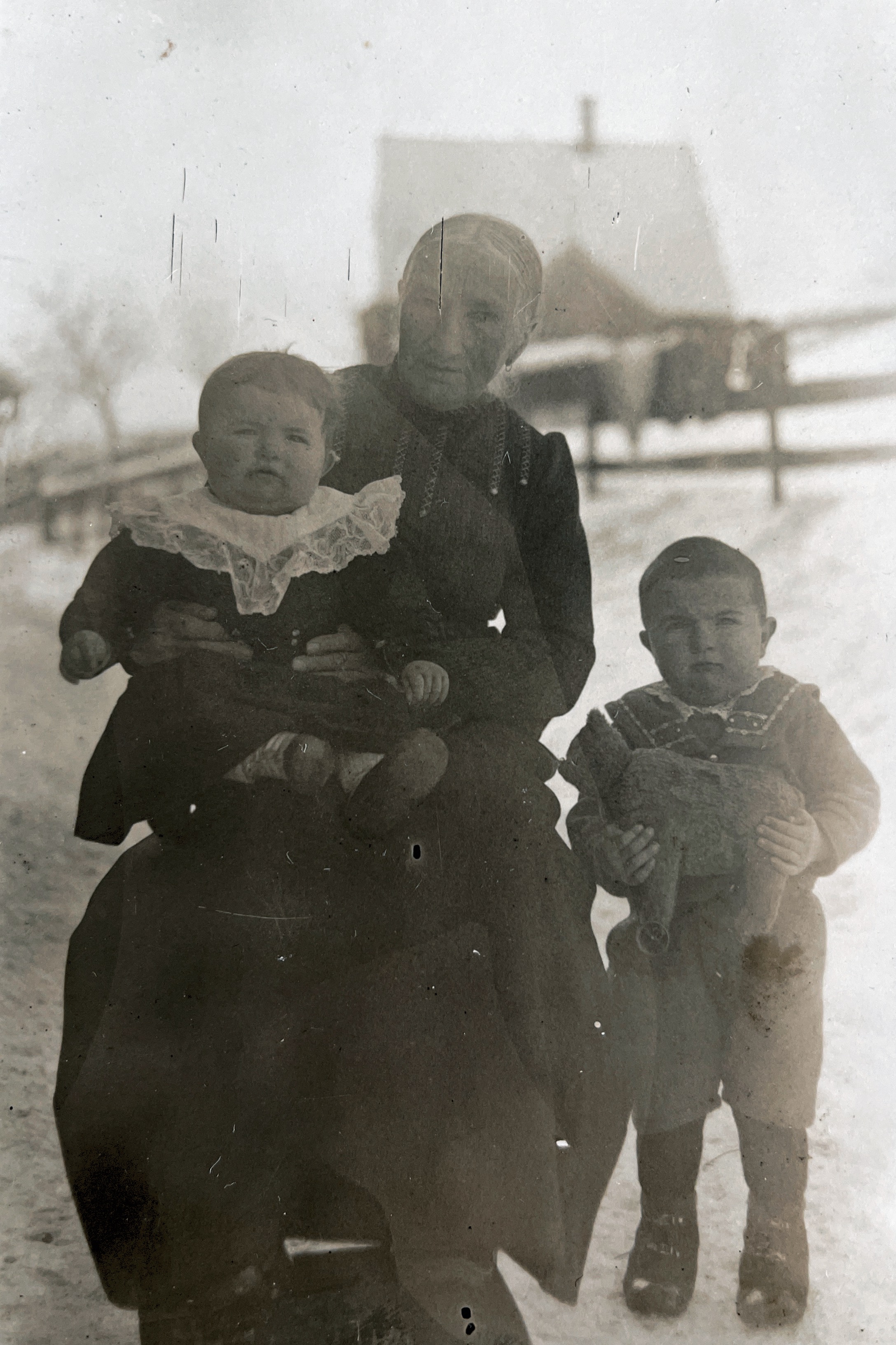 Aufgenommen ca. 1900? Emma Wick-Knöpfel war das jüngste von 13 Kindern, sie wurde 1899 geboren. Auf dem Foto sind 2 ihrer Brüder und ihre Mutter.