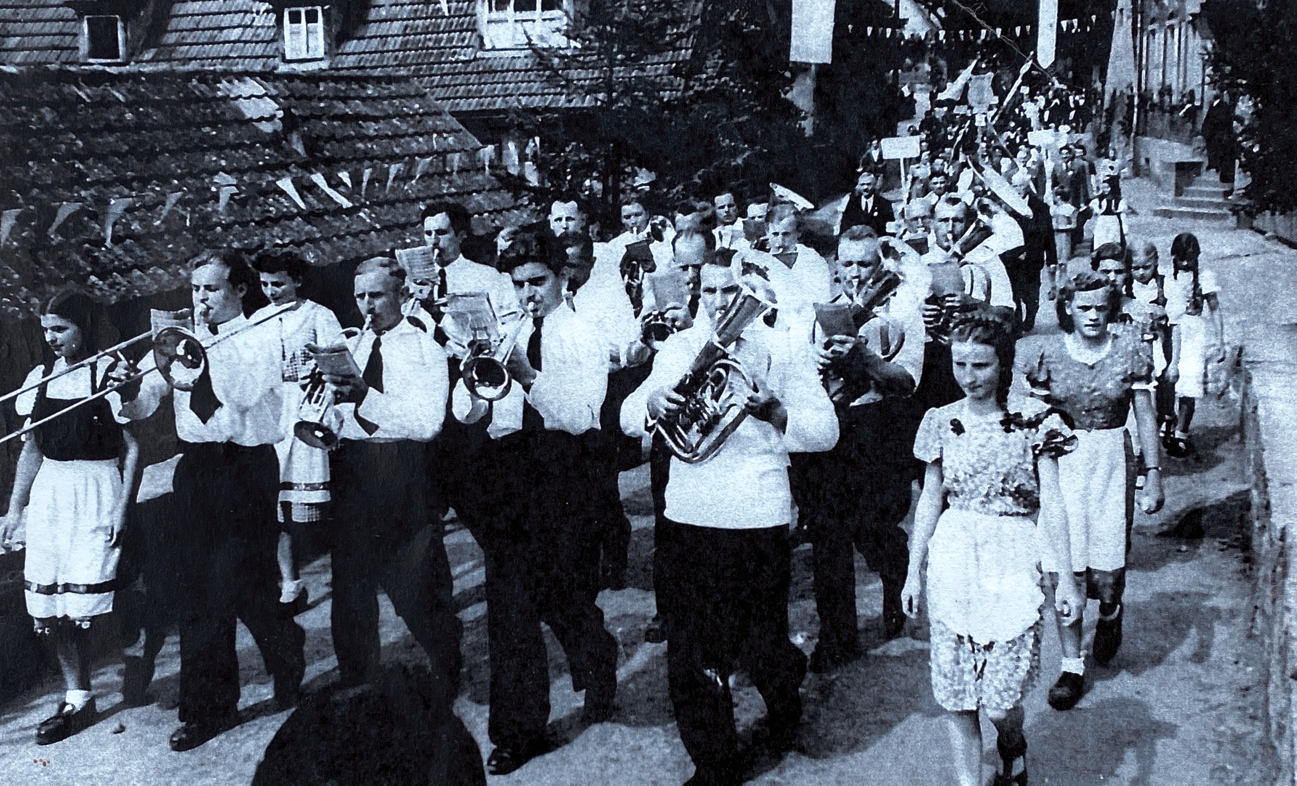 Jubiläum 60Jahre Gesangverein 1890 vom 01. und 02.Juli 1950
„Blaskapelle Aschach“beim Festzug
v.links Walter Limpert, Johann Schlereth, Max Heger, Kapellmeister Josef Bauer