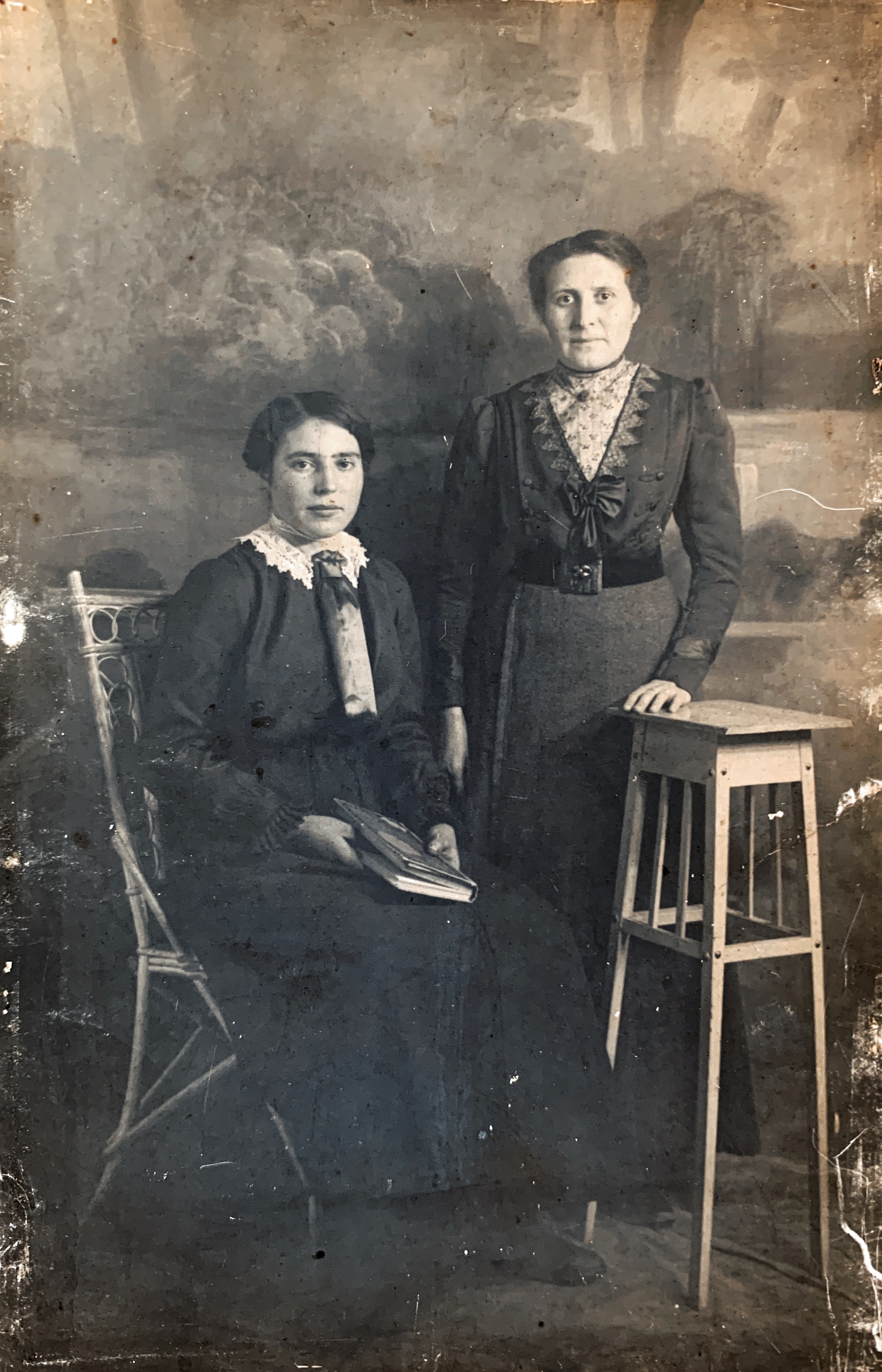 Tante Leen Smolenaars-Schreurs en oma Nel Verhaag-Schreurs (rechts), twee nog ongehuwde halfzussen in 1916