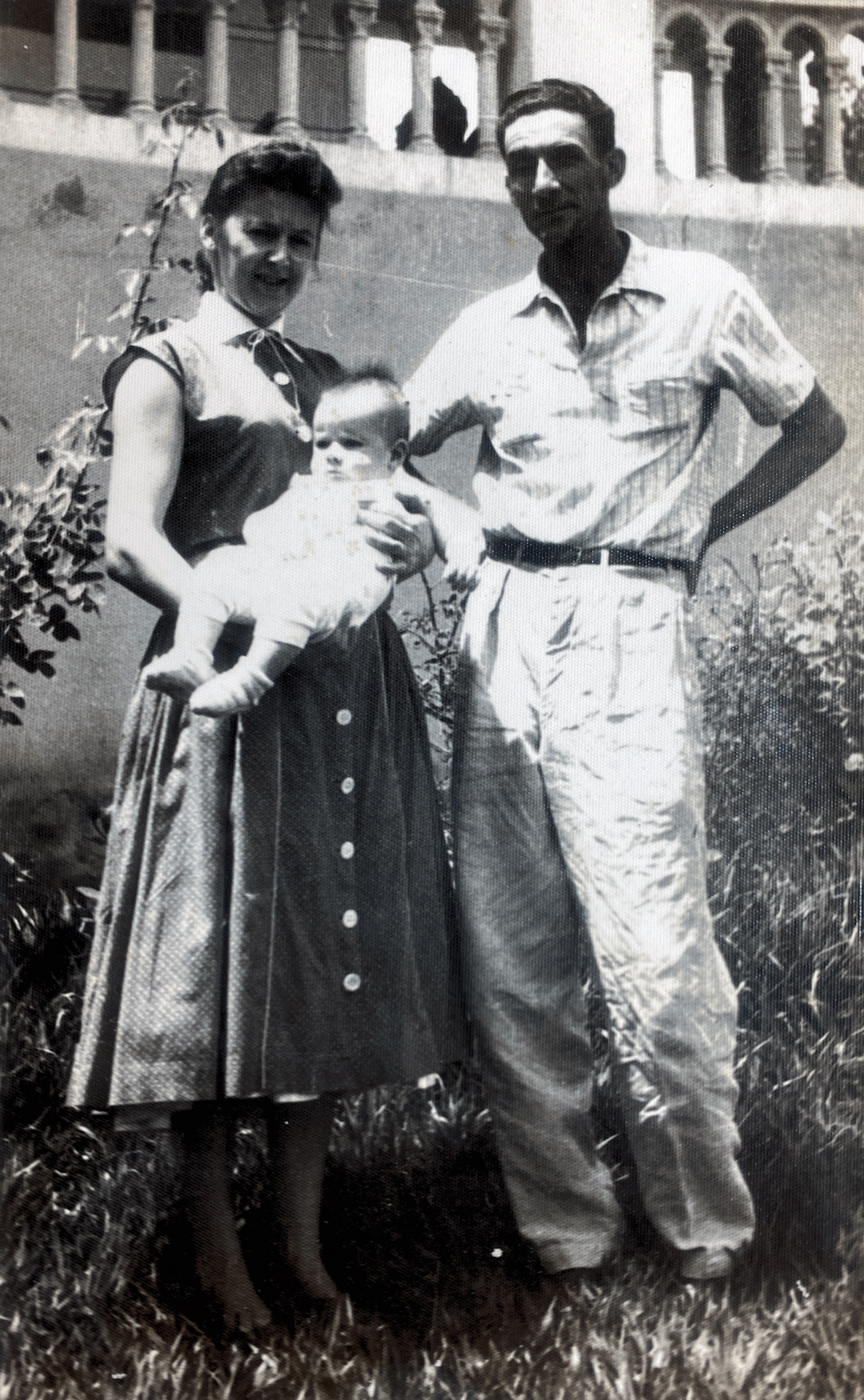 1958 - José Roberto nos braços de sua mãe Maria Aparecida, tendo ao lado seu pai José Franceschet.
