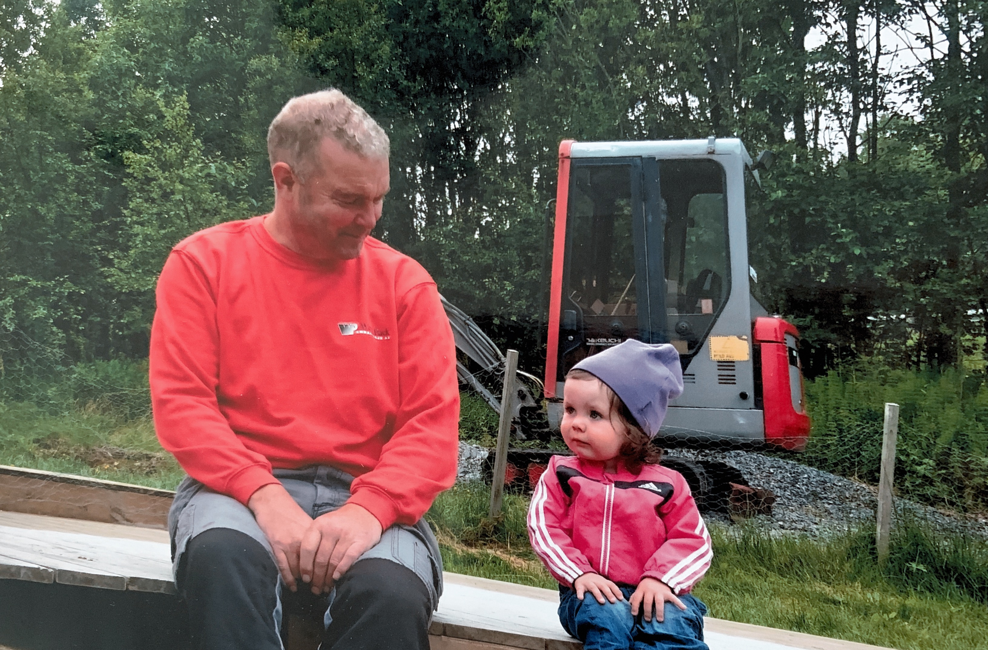 Farfar og Nora på hytta. Før farfar fekk kreft og døde september 2019